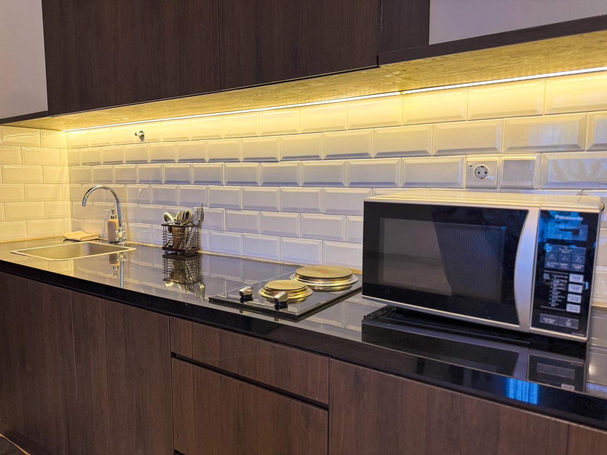 Sudirman 3br With Infinity Pool & Netflix By Damaresa Apartment