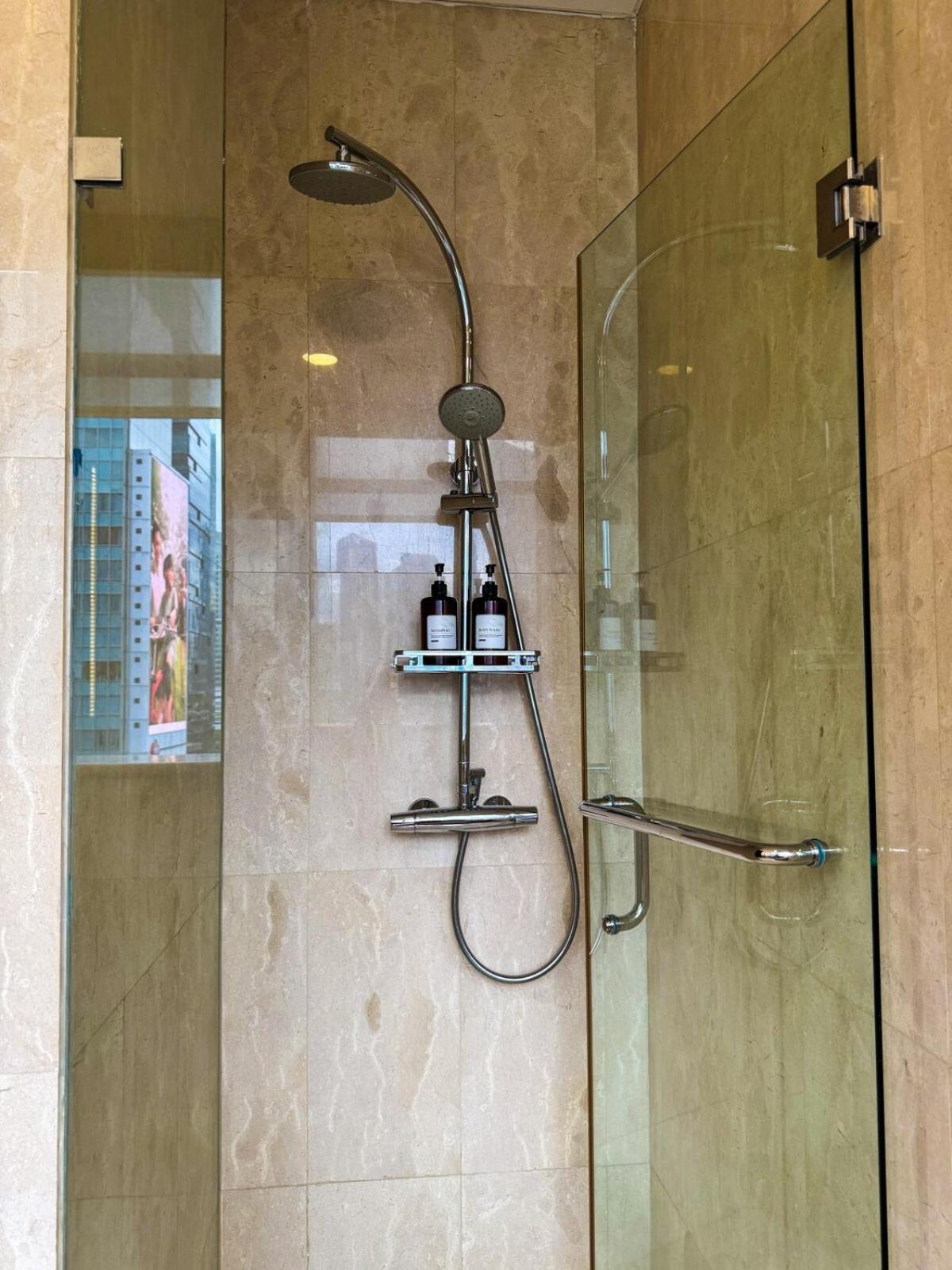 Apartment Sudirman 3br With Infinity Pool & Netflix By Damaresa