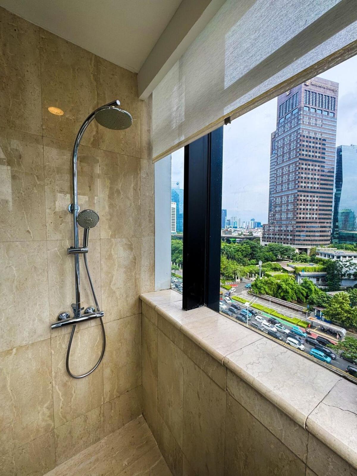 Sudirman 3br With Infinity Pool & Netflix By Damaresa *