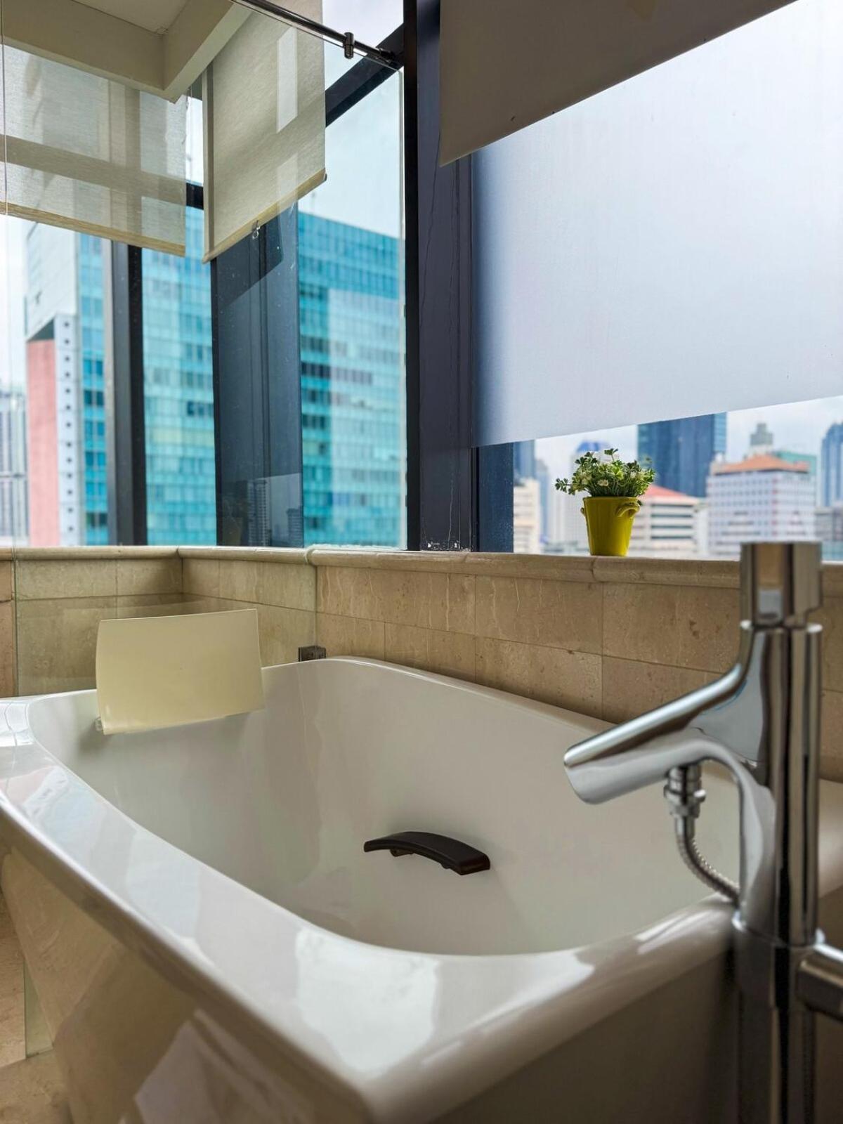 Apartment Sudirman 3br With Infinity Pool & Netflix By Damaresa *
